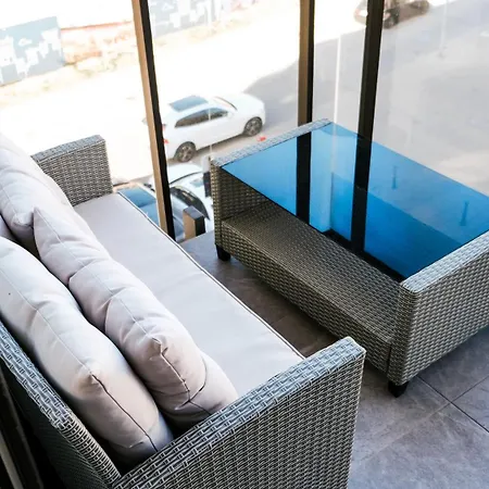 公寓 Brand New In Center.